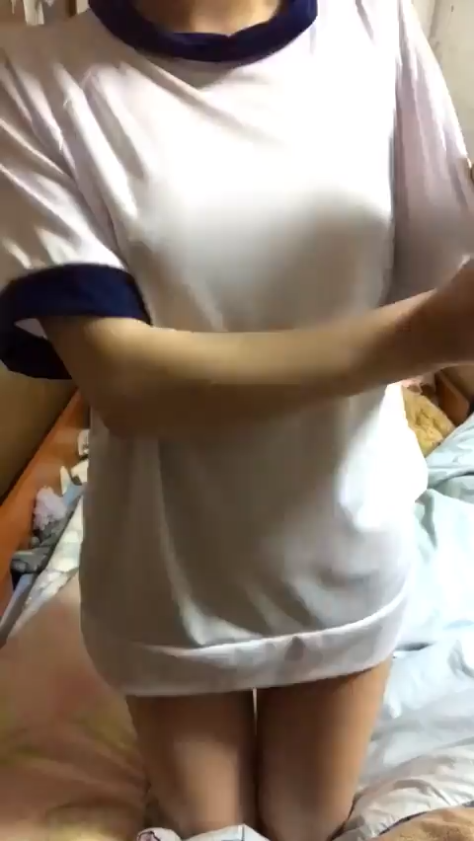 (không che) Cởi áo trắng xoa nhẹ nhàng